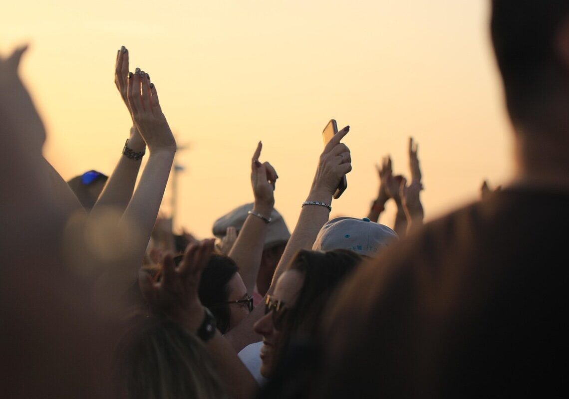 La musica dei giovani: streaming, concerti e Pplaylist che risuonano tra le generazioni