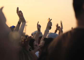 La musica dei giovani: streaming, concerti e Pplaylist che risuonano tra le generazioni