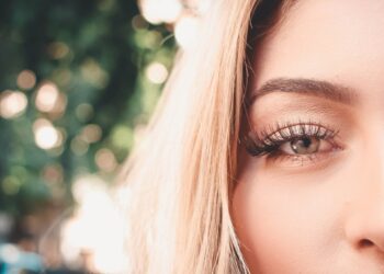 Come infoltire le ciglia con il make-up: segreti per uno sguardo magnetico