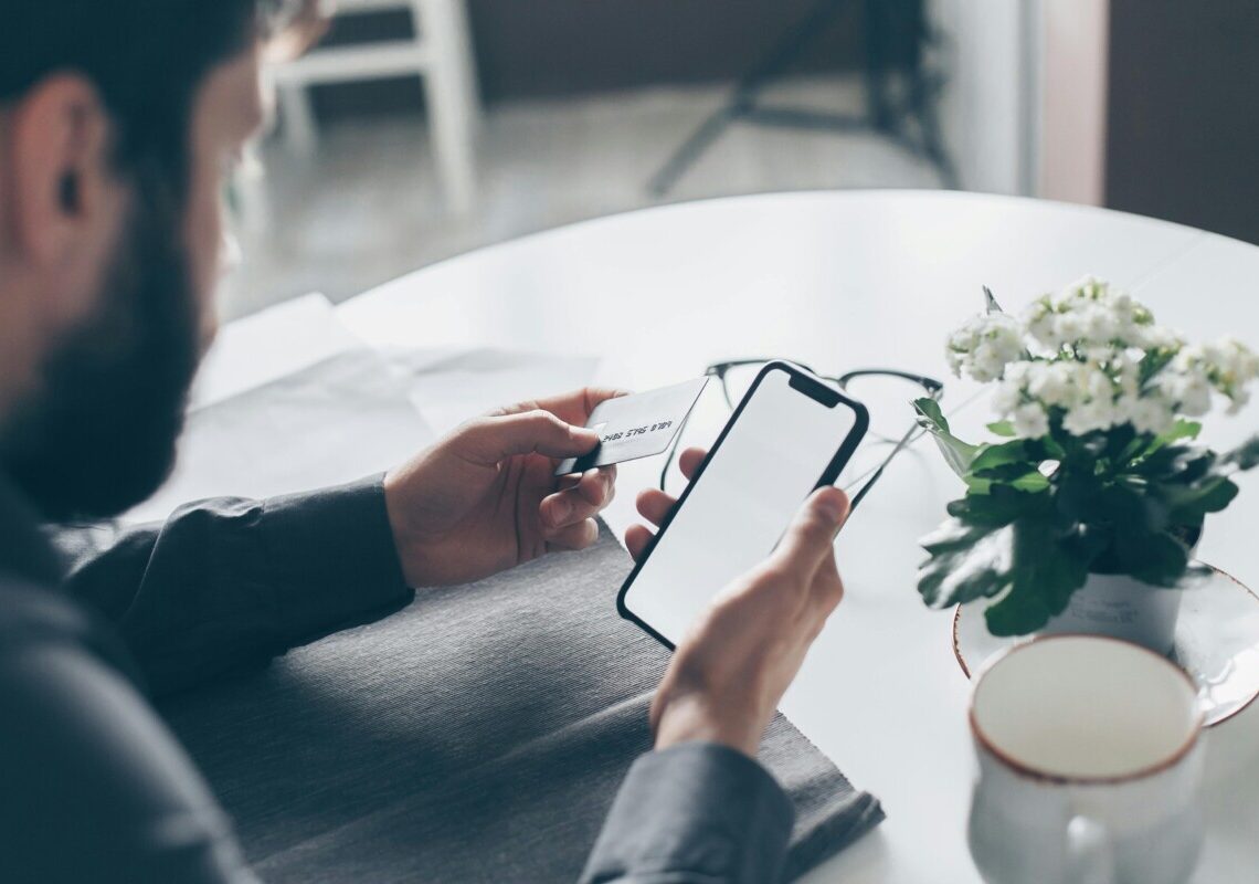 Allarme truffa online: la nuova frode che svuota il conto legata ai pacchi in consegna