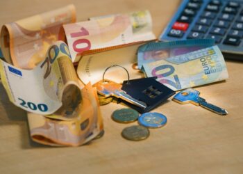 Rincari bollette luce e gas 2025: fino al 20% per le famiglie italiane