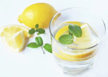 Acqua e limone al mattino: miracolo per la salute o solo una moda?