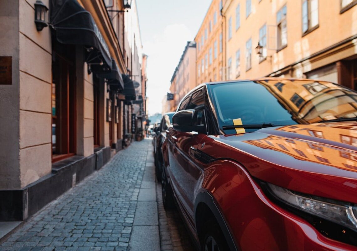 Truffa dell’adesivo: il nuovo raggiro nei parcheggi