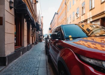 Truffa dell’adesivo: il nuovo raggiro nei parcheggi