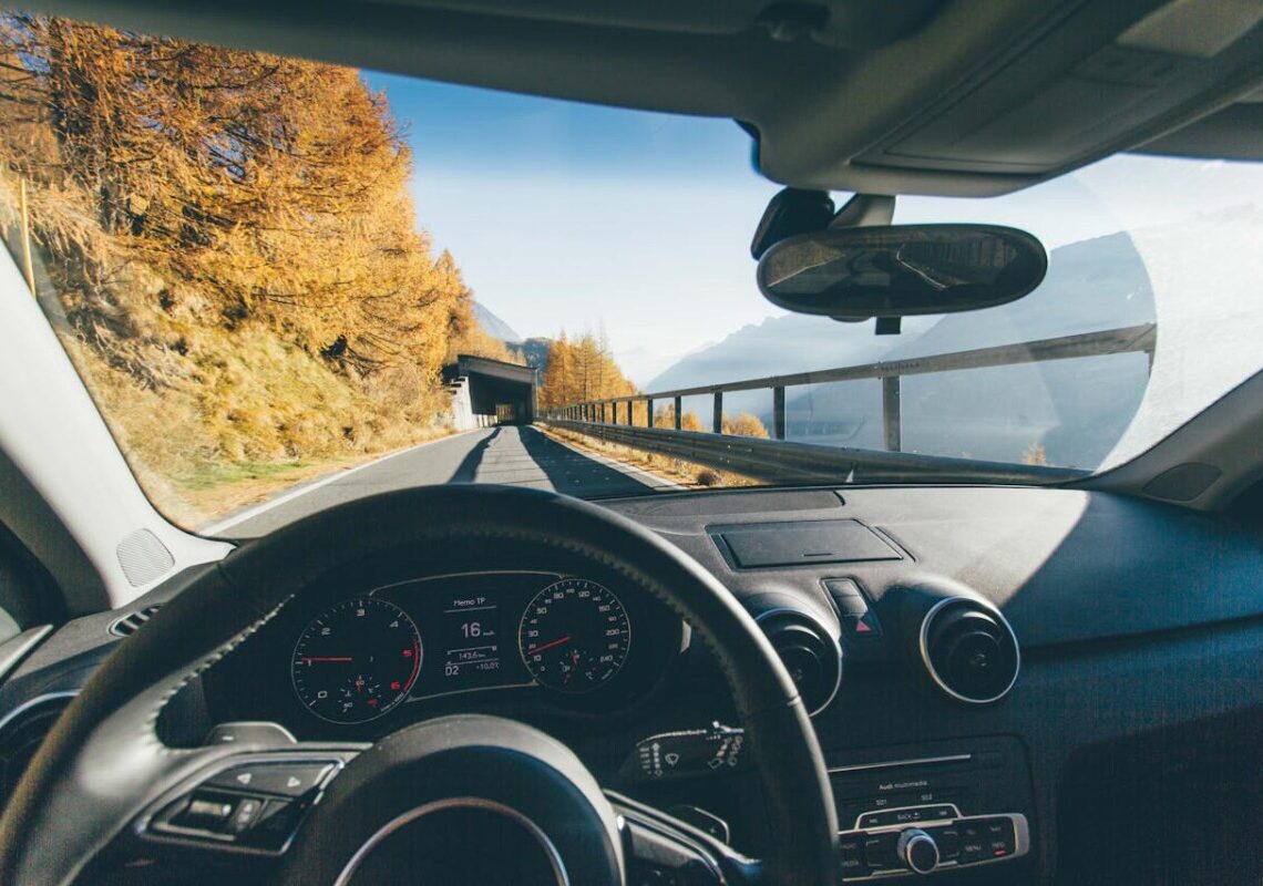 Rivoluzione auto: questa tecnologia potrebbe far sparire le alette parasole per sempre