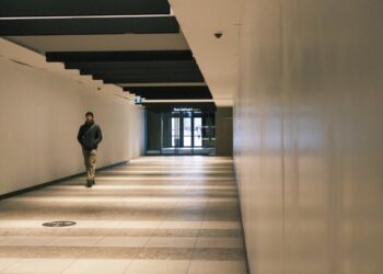 Un dipendente su tre soffre della “sindrome del corridoio”: cos’è e come uscirne