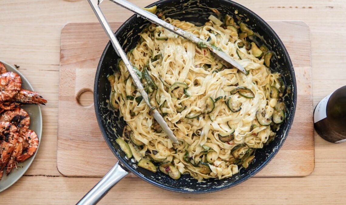 Pasta cremosa con zucchine e philadelphia: il primo veloce che conquista tutti