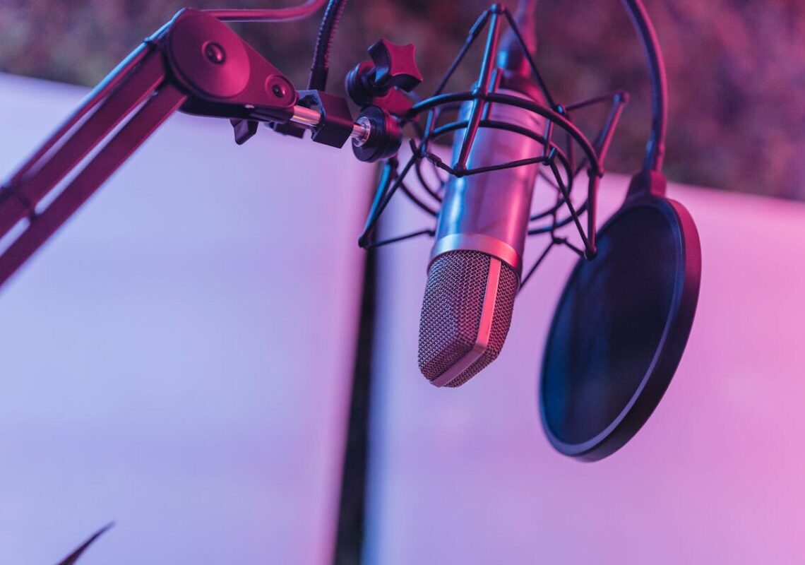 Addio doppiatori: l’intelligenza artificiale darà voce a film e serie tv