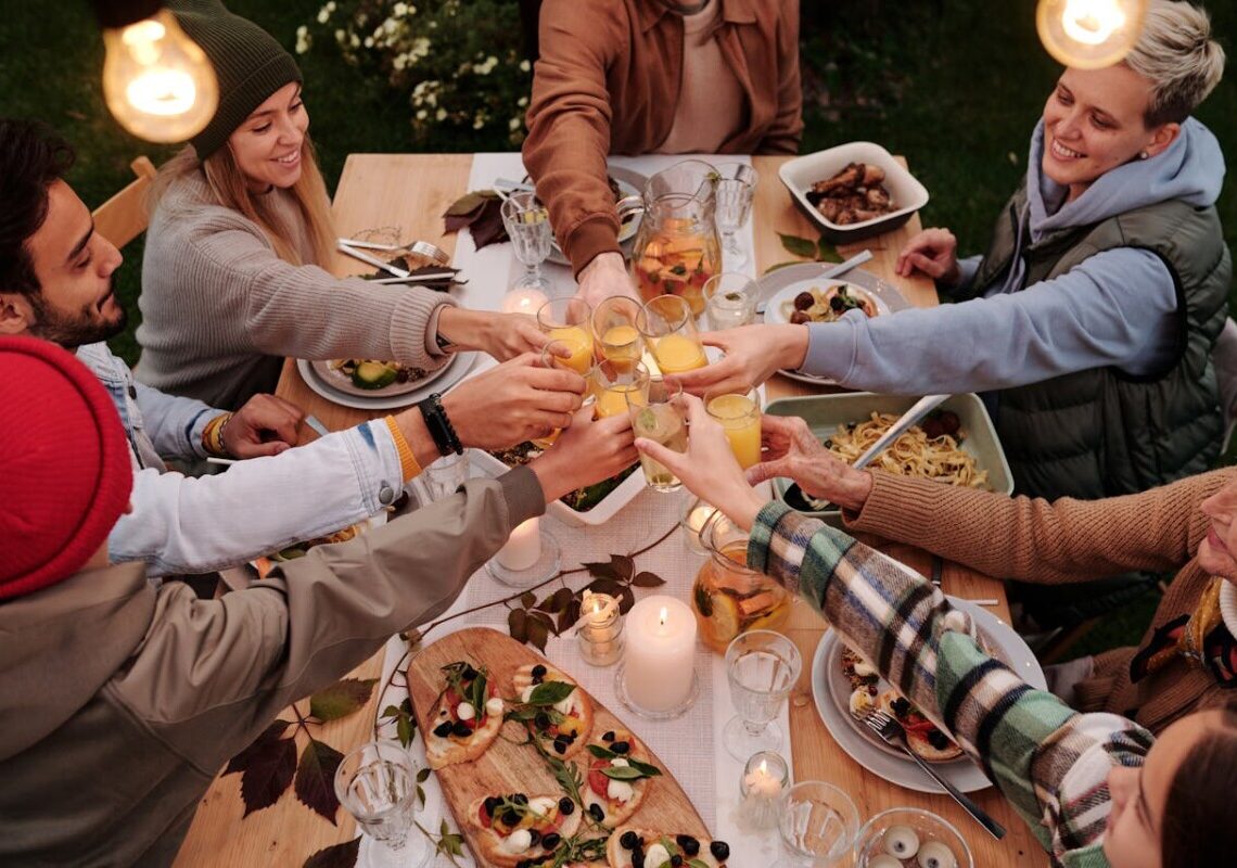 Cena del sabato sera tra amici: idee e ricette per una serata perfetta