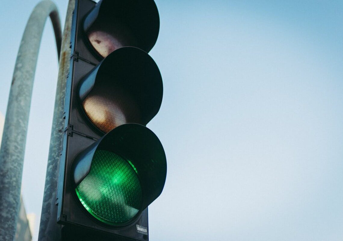 Attenzione al semaforo giallo: con le nuove norme rischi multe salate e la sospensione della patente