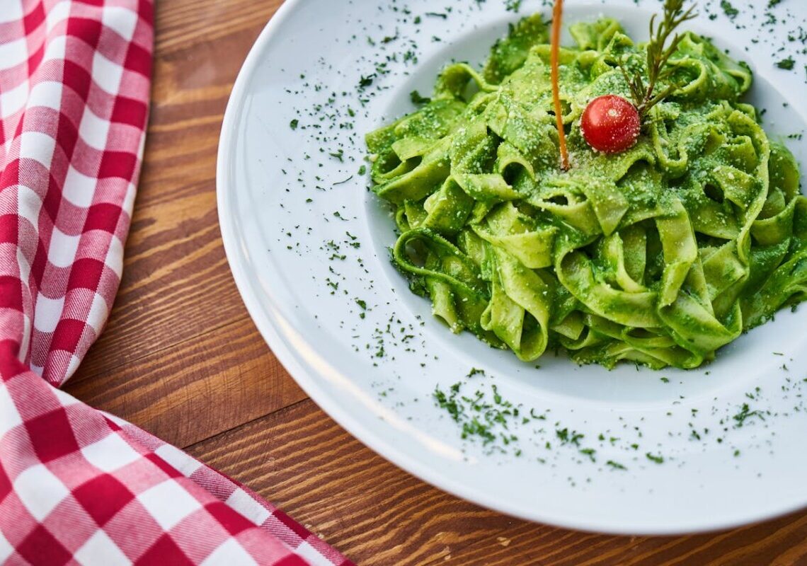 Pasta al pesto di rucola: un primo piatto fresco e dal sapore deciso