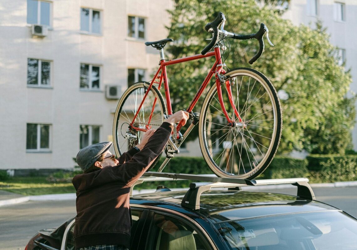 Trasporto di bici e sci in auto: le nuove regole del Codice della Strada 2025