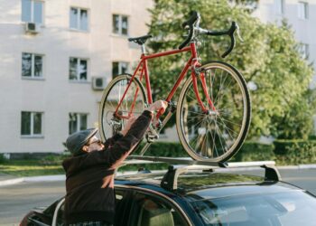 Trasporto di bici e sci in auto: le nuove regole del Codice della Strada 2025