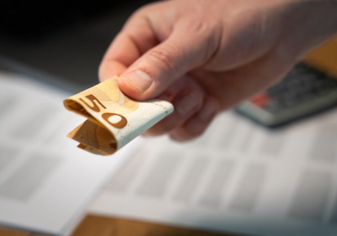 La truffa della banconota sul parabrezza: il trucco da 50 euro che sta spopolando in Europa