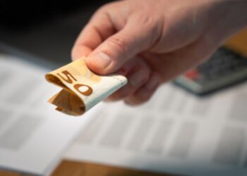 La truffa della banconota sul parabrezza: il trucco da 50 euro che sta spopolando in Europa