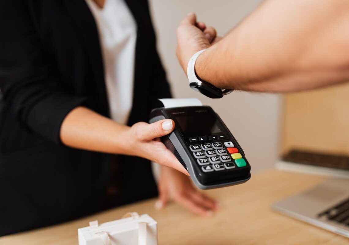 Pagamenti contactless: boom di truffe. Ecco come proteggere il tuo denaro