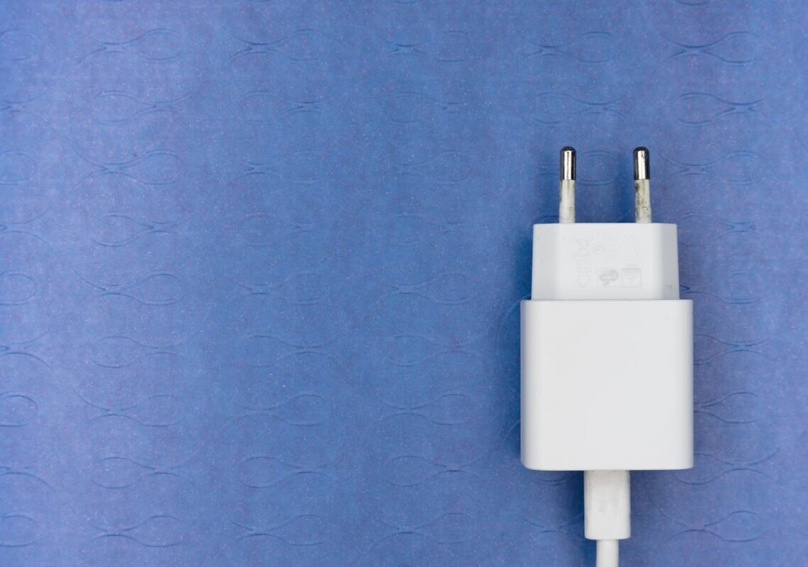 Lasciare il caricabatterie nella presa consuma energia? La verità che non ti aspetti