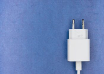 Lasciare il caricabatterie nella presa consuma energia? La verità che non ti aspetti