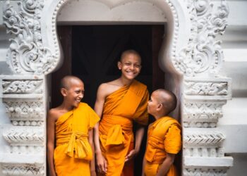 Le rigide regole segrete dei monaci buddisti: ecco cosa non possono fare
