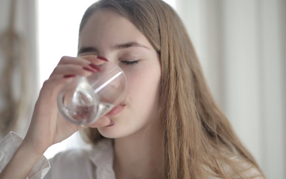 Bere troppa acqua: i rischi dell’iponatriemia e come prevenirla