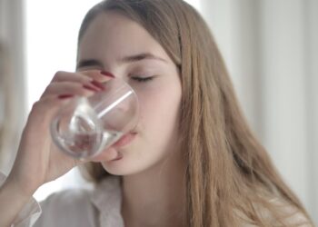 Bere troppa acqua: i rischi dell’iponatriemia e come prevenirla