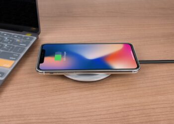 Stai caricando il cellulare nel modo sbagliato? L’errore che rovina la batteria