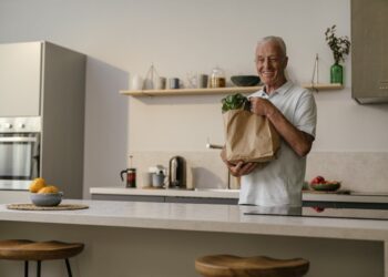 Mangiarli ti fa invecchiare prima: 6 alimenti insospettabili da evitare subito