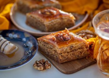 Torta al miele e noci: il dolce perfetto per la colazione