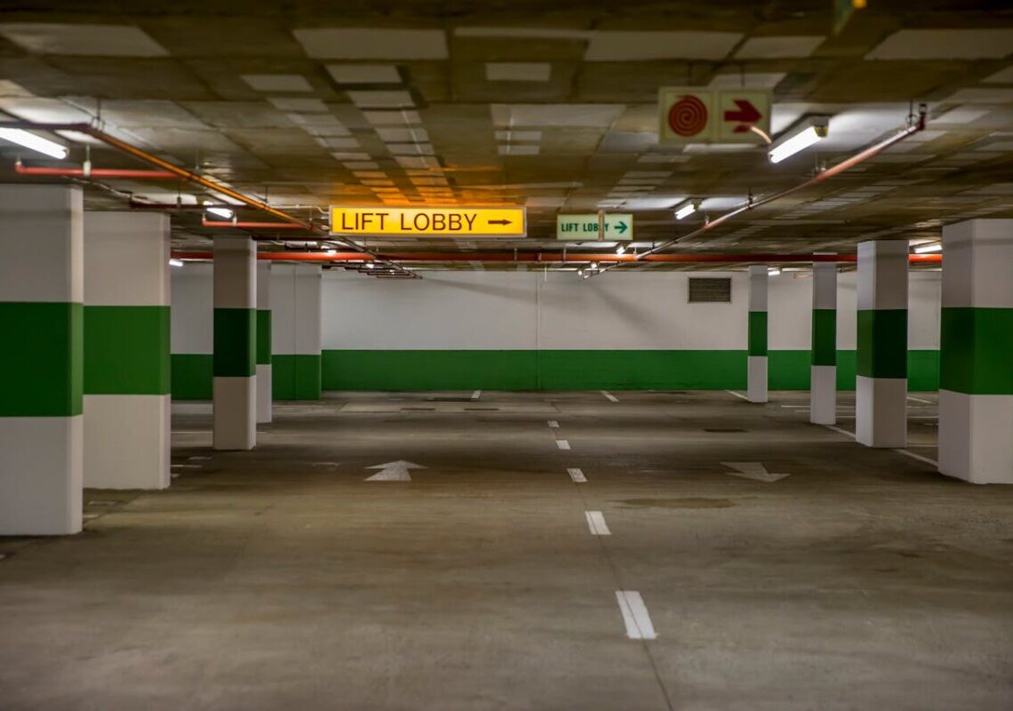 Furti nei parcheggi: attenzione alla “tattica della semina”, il nuovo trucco dei ladri