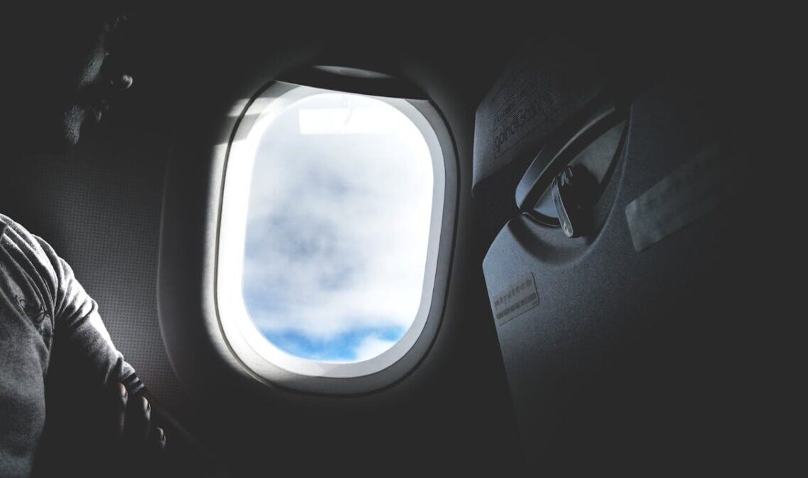 Il motivo scioccante per cui le tendine devono restare alzate in aereo, durante decollo e atterraggio