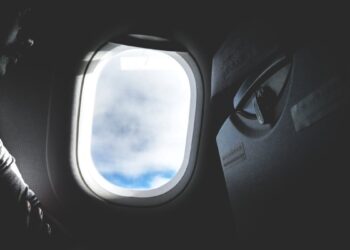 Il motivo scioccante per cui le tendine devono restare alzate in aereo, durante decollo e atterraggio