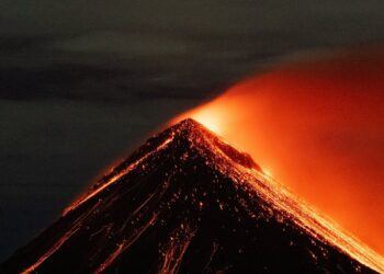 Etna esplode nella notte: fontane di lava alte 300 metri! Ecco le zone a rischio