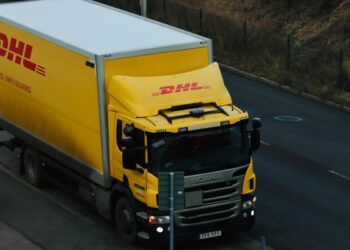 Caos doganale negli USA: DHL sospende le consegne, milioni di pacchi a rischio