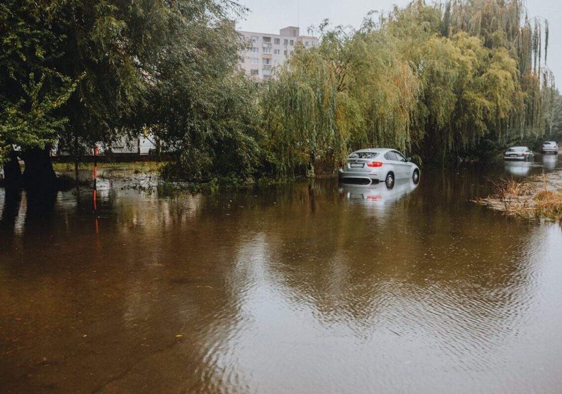 Notte di paura nel Varesotto: case allagate, frane e auto sommerse. Cosa sta succedendo