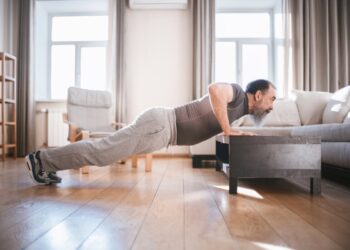 Perché sempre più over 50 scelgono di restare single? La risposta ti sorprenderà