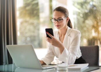 “Siamo la tua banca”: il messaggio truffa che svuota i conti in pochi minuti