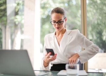 Notifiche legali, multe e avvisi fiscali: ora ti arrivano via app. Scopriamo come