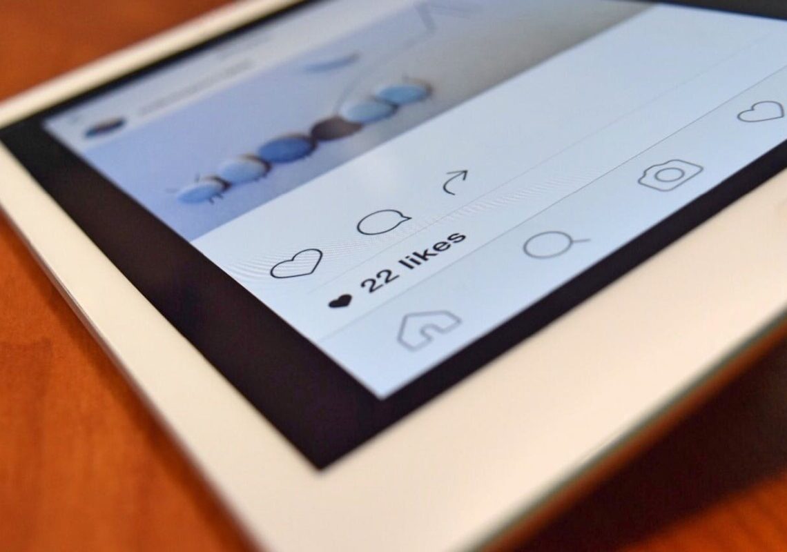 Selfie e VIP ai funerali di Papa Francesco: il web esplode di critiche