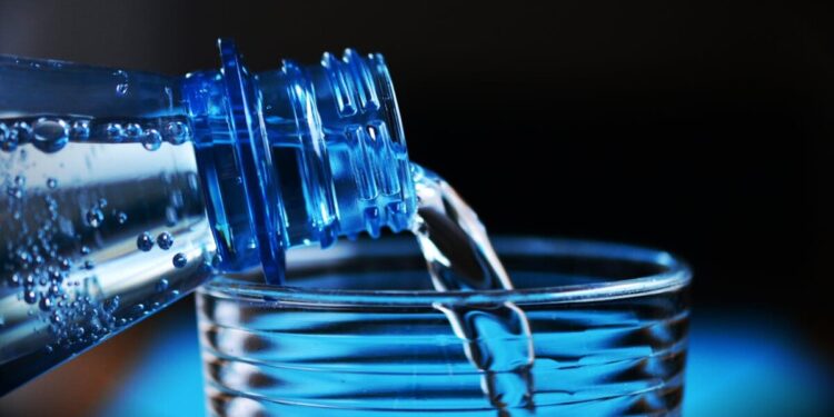 Acqua contaminata: ritiro immediato per 300mila bottiglie. Il marchio è famosissimo