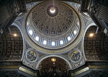 Trump e Zelensky ai funerali del Papa: il mistero della terza sedia e il colloquio storico