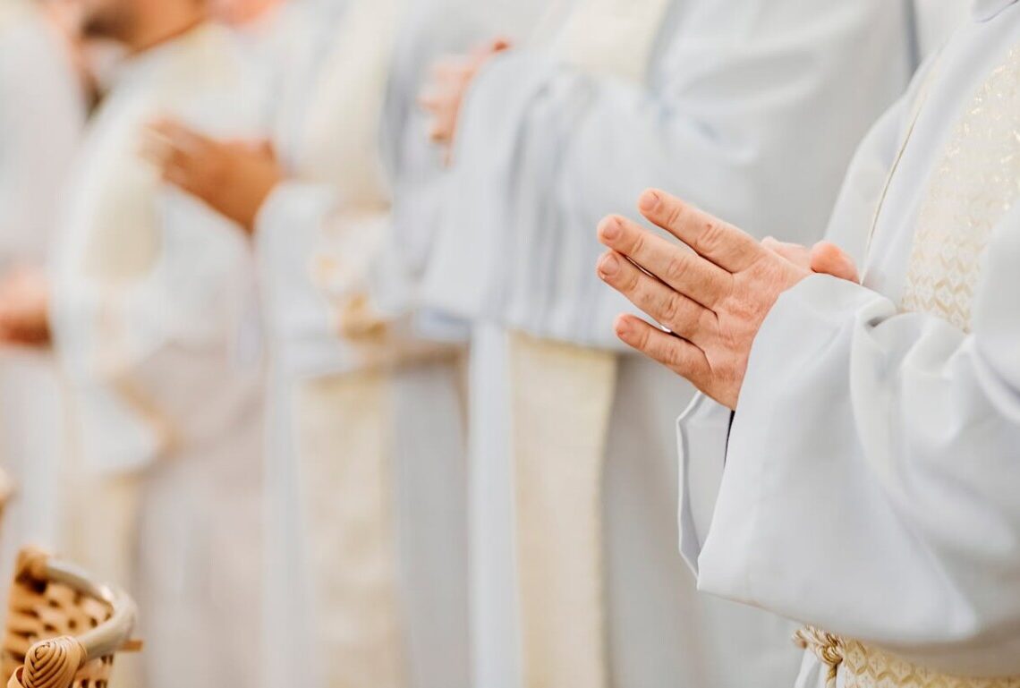 Quanto guadagna davvero il Papa? La verità su stipendi, tagli e privilegi del Vaticano