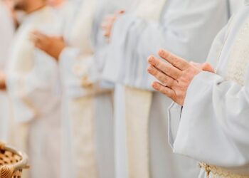 Quanto guadagna davvero il Papa? La verità su stipendi, tagli e privilegi del Vaticano