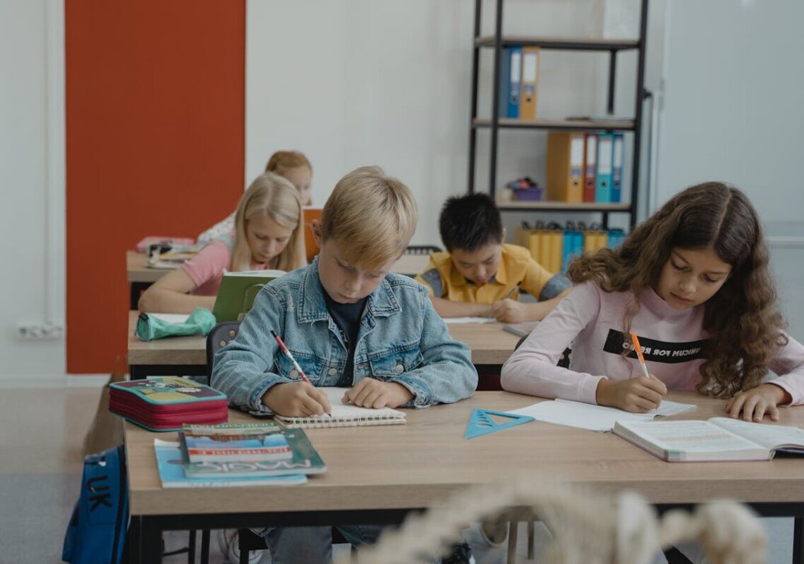 Minuto di silenzio obbligatorio per la morte di Papa Francesco: bufera nelle scuole italiane