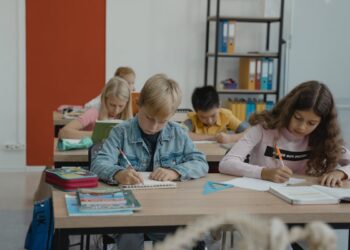 Minuto di silenzio obbligatorio per la morte di Papa Francesco: bufera nelle scuole italiane