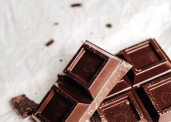 I 15 benefici del cioccolato fondente: ma c’è una controindicazione da non sottovalutare