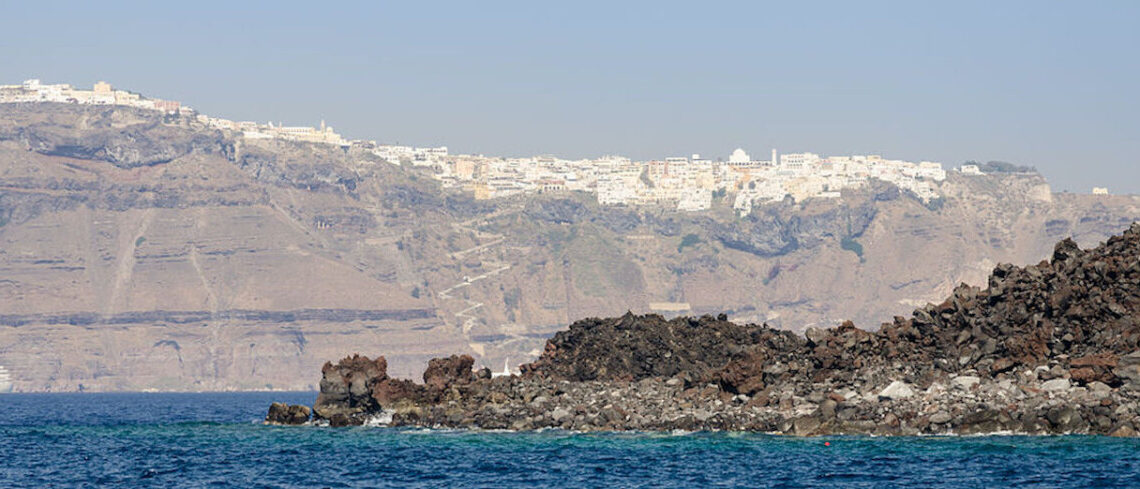 Terremoto in Grecia, crollano rocce nella caldera di Santorini: paura tra turisti e residenti