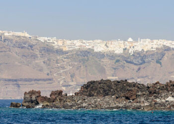 Terremoto in Grecia, crollano rocce nella caldera di Santorini: paura tra turisti e residenti