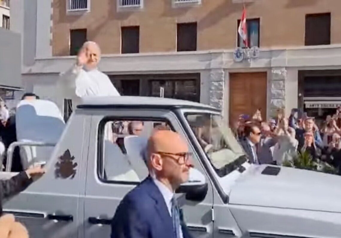 Papa Leone XIV in papamobile arriva in piazza San Pietro e il gesto commuove tutti