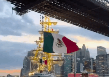 Tragedia a New York: nave scuola messicana si schianta contro il ponte di Brooklyn