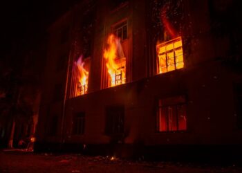 Kashmir in fiamme, notte di scontri al confine: sale la tensione tra India e Pakistan